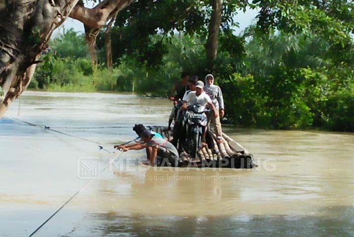 Banjir Sebabkan Dusun Menango Terisolir