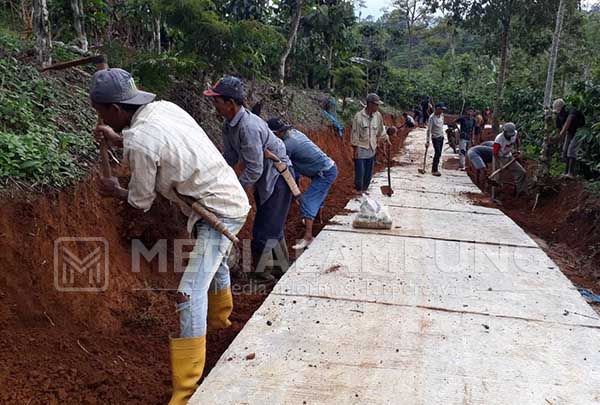 Warga Srimenanti Laksanakan Aksi Swadaya Dukung Program Pekon