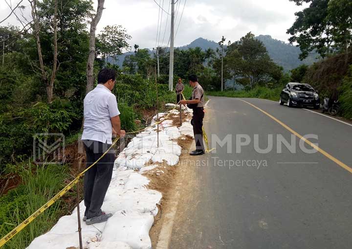 Kompol Kadengan Tinjau Lokasi Jalan Amblas