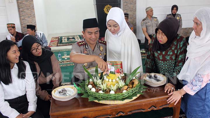 Tasyakuran Milad ke-42, Kapolres Lambar Santuni 50 Anak Yatim