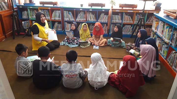 Siswa TK ABA Sebarus Disuguhi Membaca Buku Secara Nyaring