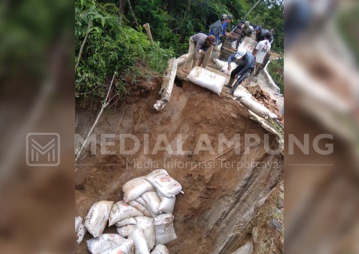 Warga Gotong Royong Selamatkan Penyerangan