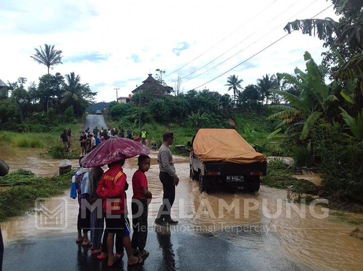 Diguyur Hujan Lebat, Airringkih dan Way Besai Meluap