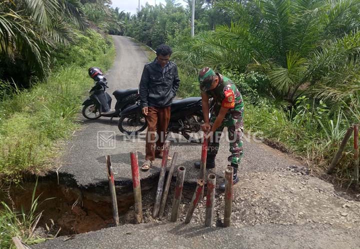 Dua Ruas Jalan di Gedungsurian Nyaris Putus