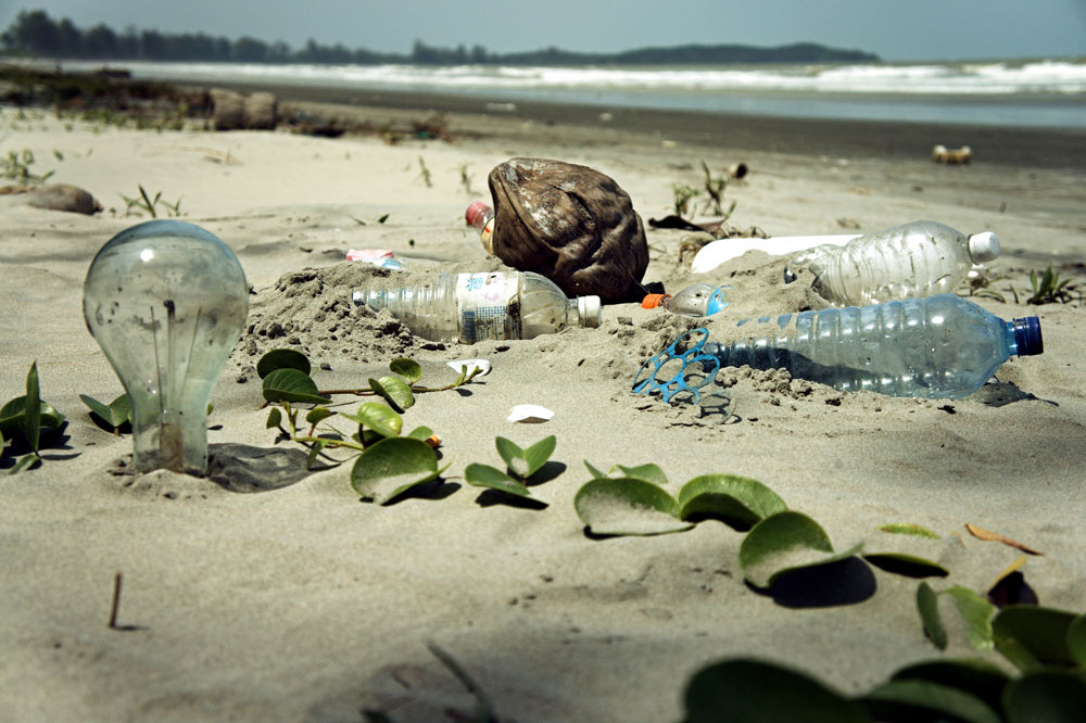 Pengunjung Sisakan Tumpukan Sampah di Pulau Pisang