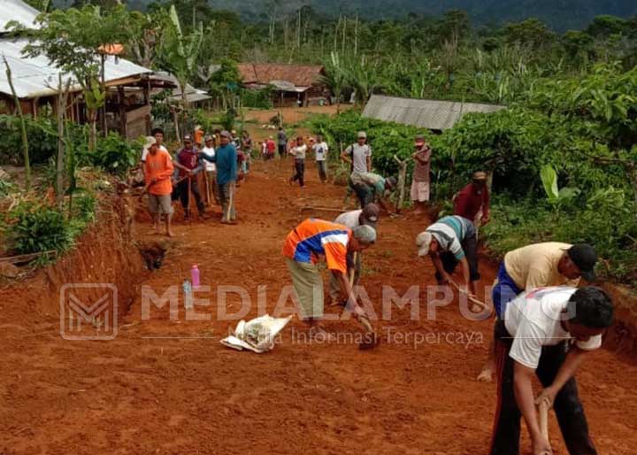 Warga Sukajadi Lakukan Satu Gerakan Dua Manfaat