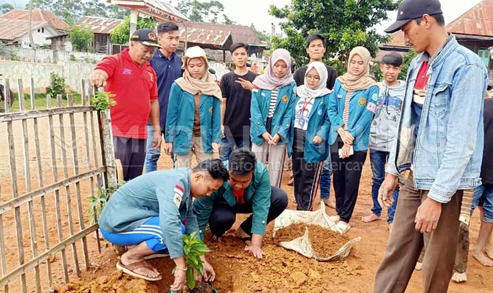 Mahasiswa KKN Unila Tanam Kenangan di Pekon Padangtambak