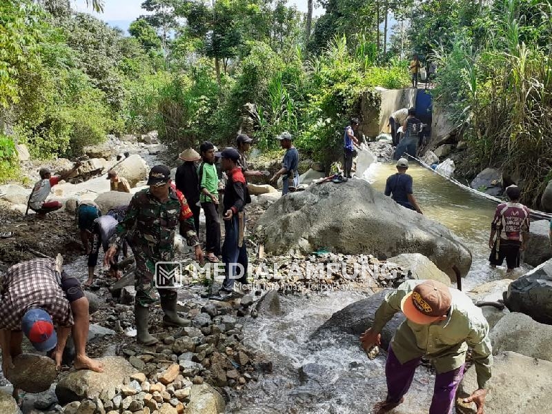 Babinsa dan Bhabinkamtibmas Motori Perbaikan Irigasi di Pekon Tugu Ratu