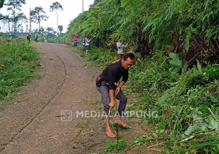 Wawan Kerahkan Warga dan Mahasiswa Pelihara Jalan Poros