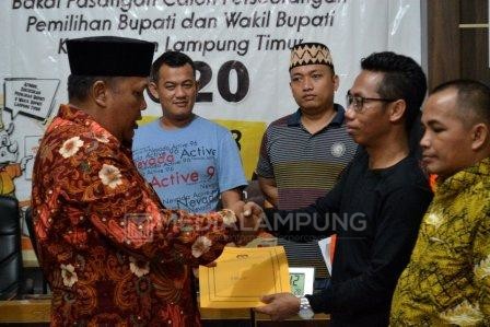 KPU Lamtim Serahkan Tanda Terima Berkas Dukungan Balon Perseorangan