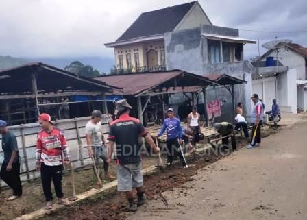 Peringati HPSN, Pekon Sumberalam Gotong Royong Bersihkan Pasar