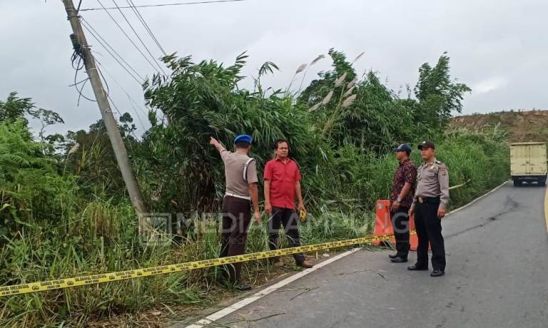 Badan Jalan Terancam Longsor, Polsek Sumberjaya Pasang Garis Polisi