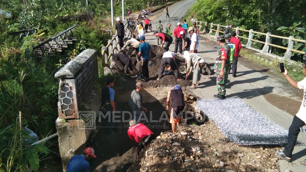 Warga, TNI-Polri Perbaiki Jembatan Amblas di Jalur Sukabumi-Suoh