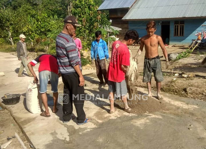 Respon Cepat, Peratin Syahrudin Langsung Perbaiki Jalan Rusak