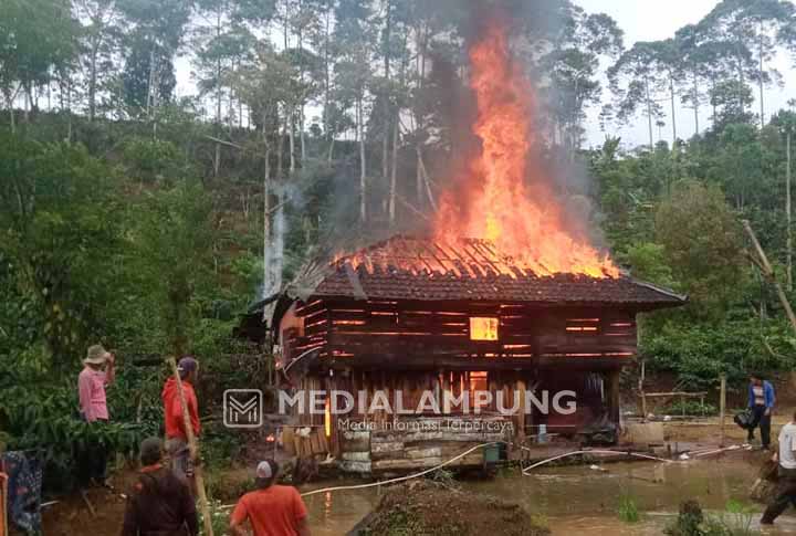 Diduga Akibat Korseleting, Rumah Seorang Janda Terbakar