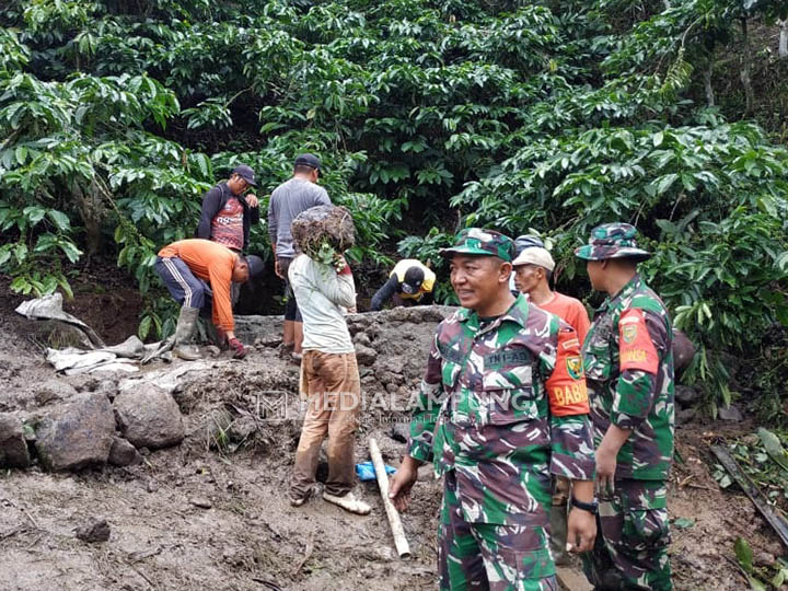 TNI Bersama Warga Sidodadi Buka Sumber Air Baru