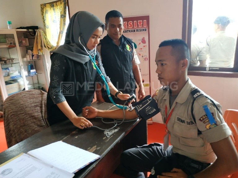 Tim Urdokes Polres Lambar Periksa Kesehatan 46 Siswa Latja