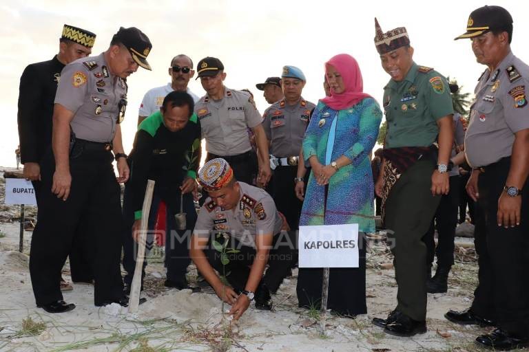 Polres Lambar Tanam 2500 Bibit Mangrove di Muara Pantai Tanjung Sakti