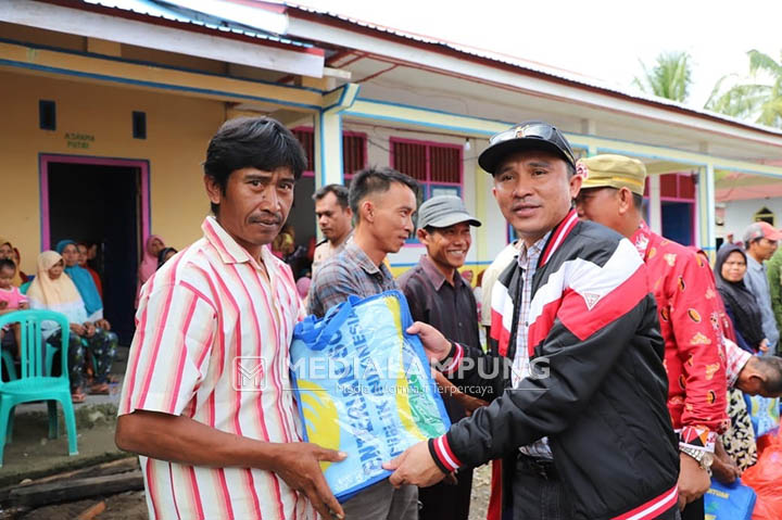 Parosil Serahkan Bantuan Korban Banjir BNS