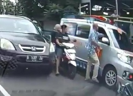 Viral Video Sopir Ambulans Pembawa Jenazah Dipukul Pria di Bintaro