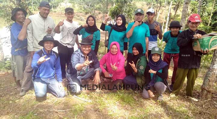 Mahasiswa Unila di Pekon Sinarluas Akhiri KKN Dengan Tanam Pohon