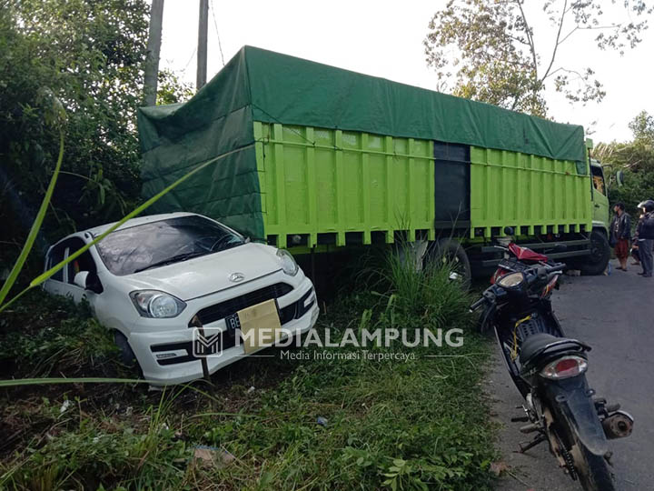 Tak Kuat Menanjak, Truk Mundur Hajar Toyota Agya