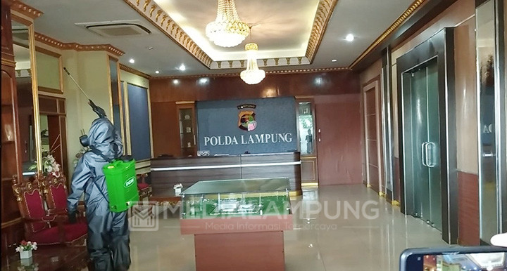 Lingkungan Kantor Polda Lampung Disterilisasi