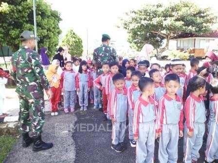 Lebih Dekat Dengan TNI, Anak-anak TK Kunjungi Koramil  422-06/Sumberjaya