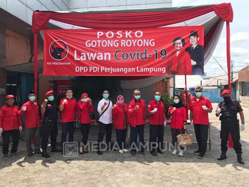 DPD PDIP Lampung Bangun Posko  Hingga Bagikan Masker dan Jamu