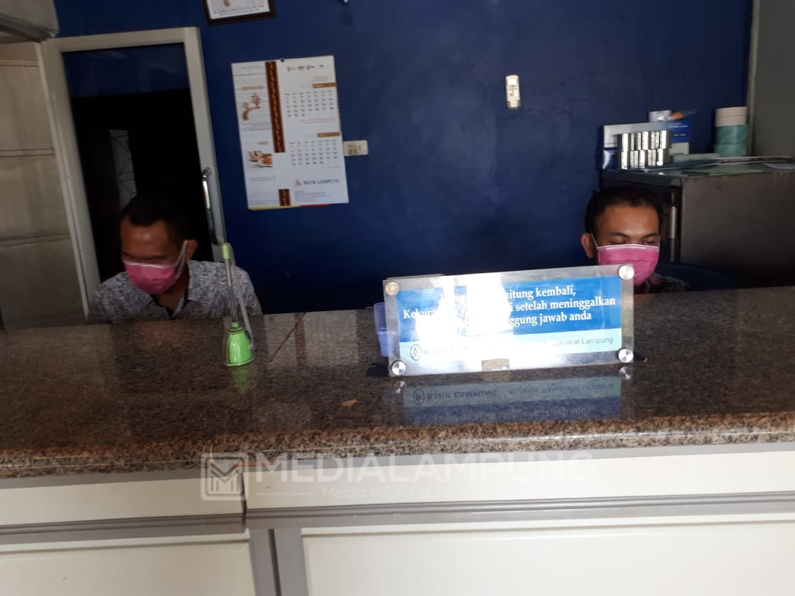 Covid-19 Mengintai, Kantor Bank Lampung Blambangan Umpu Tetap Ramai