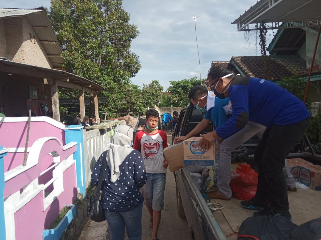 KNPI Serahkan Bantuan untuk Korban Banjir di TbT