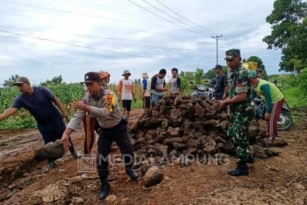 Babinsa Koramil Bersama Masyarakat Gotong-royong Perbaiki Jalan