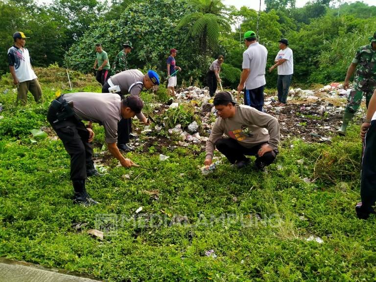 Cegah Timbulnya Penyakit, TNI-Polri dan Warga Gotong Royong