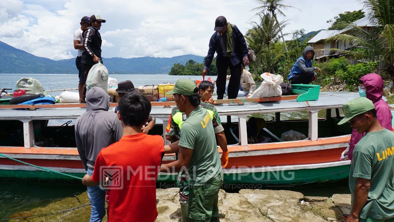 Petugas Medis Periksa Puluhan Warga di Pelabuhan Talang Mutung