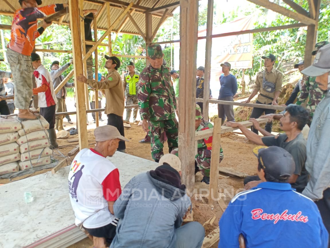 TNI-Relawan Ponpes Bedah Rumah Surja