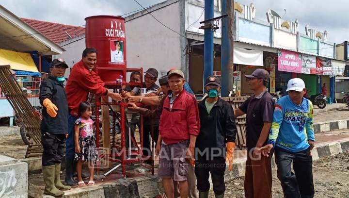 DLH Lambar Pasang Sarana Cuci Tangan di Pasar Purajaya