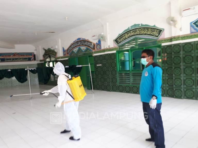 Respon Permintaan Warga, Dinkes Waykanan Desinfeksi Masjid At Taqwa