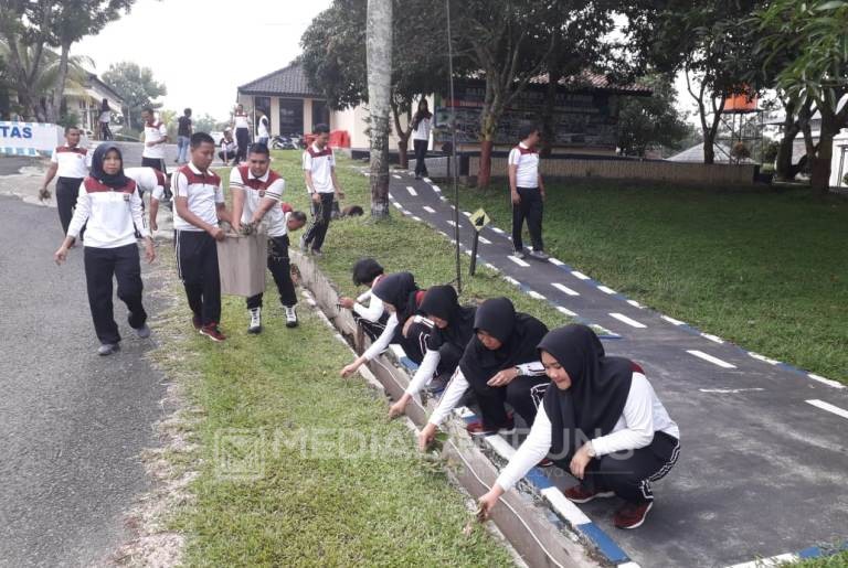 Ciptakan Lingkungan Bersih, Polres Waykanan Gotong Royong