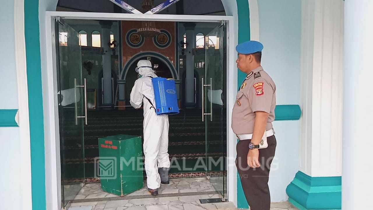 Polres Lampura Semprotkan Desinfektan di Tempat Ibadah