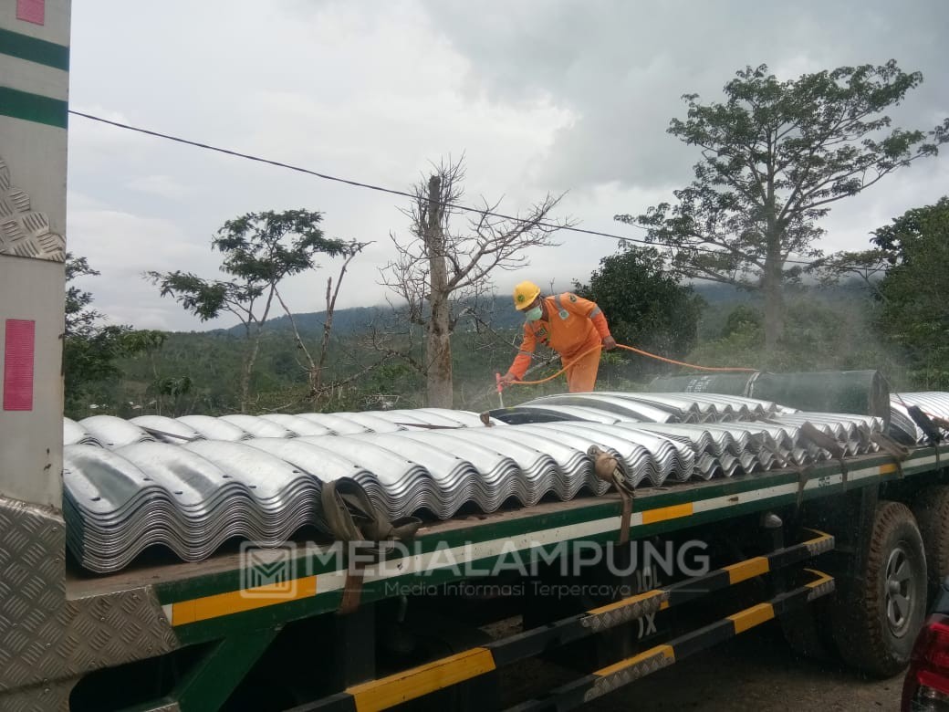 Material Pembangunan PLTMH Tak Luput dari Sterilisasi Covid-19