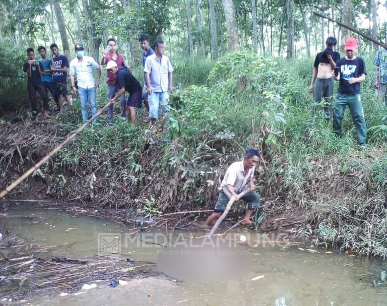 Sesosok Mayat Anonim Tanpa Busana Mengambang di Sungai