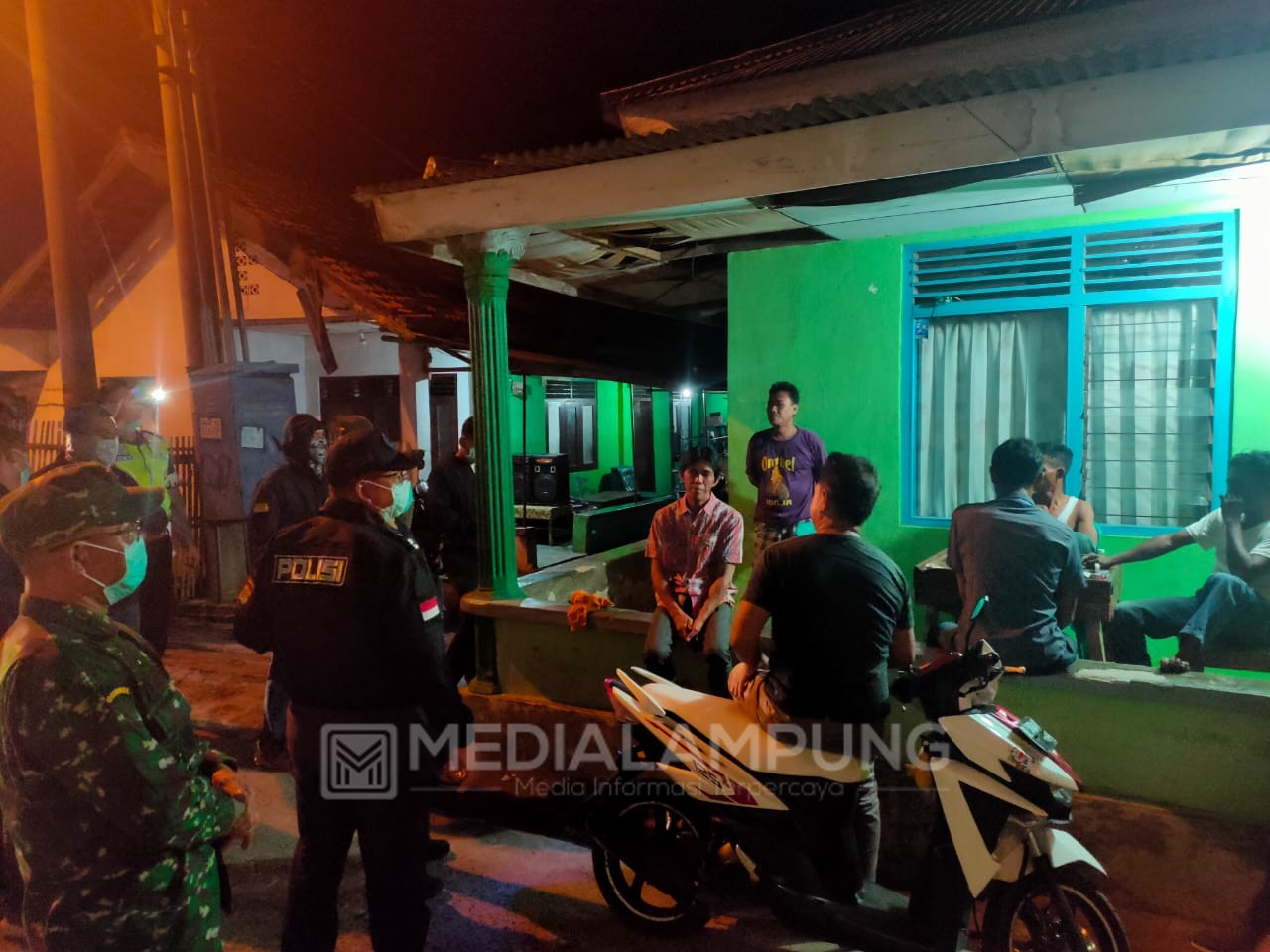 TNI dan Polri Tertibkan Masyarakat yang Berkerumunan di Mesuji