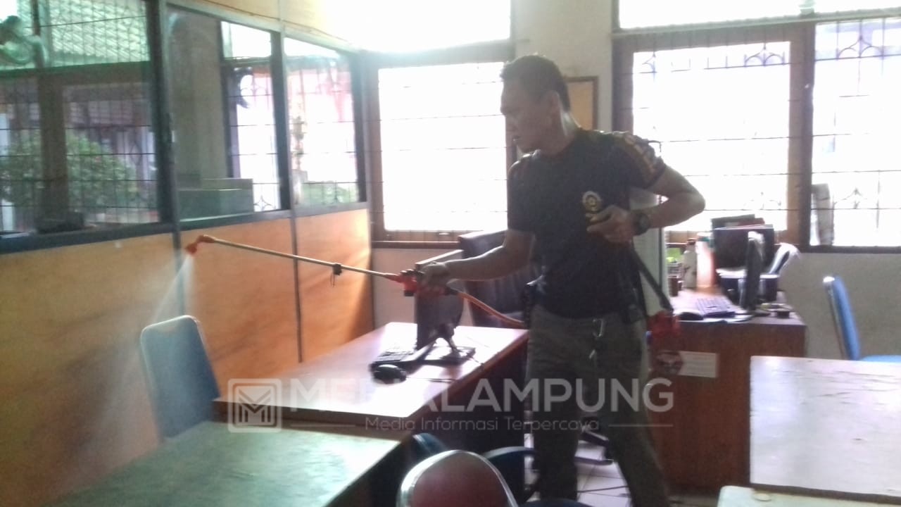 Ruang Rapat Walikota Bandarlampung Disemprot Desinfektan