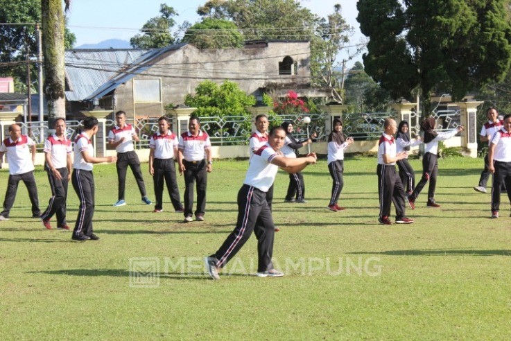 Jaga Kebugaran, Kapolres Rachmat Pimpin Senam Aerobik