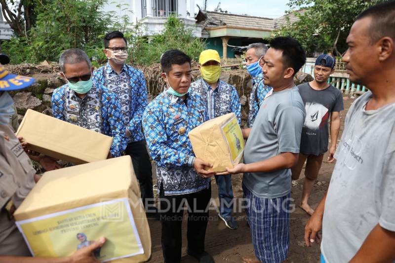 LKKS Serahkan Bantuan Sembako untuk Korban Banjir