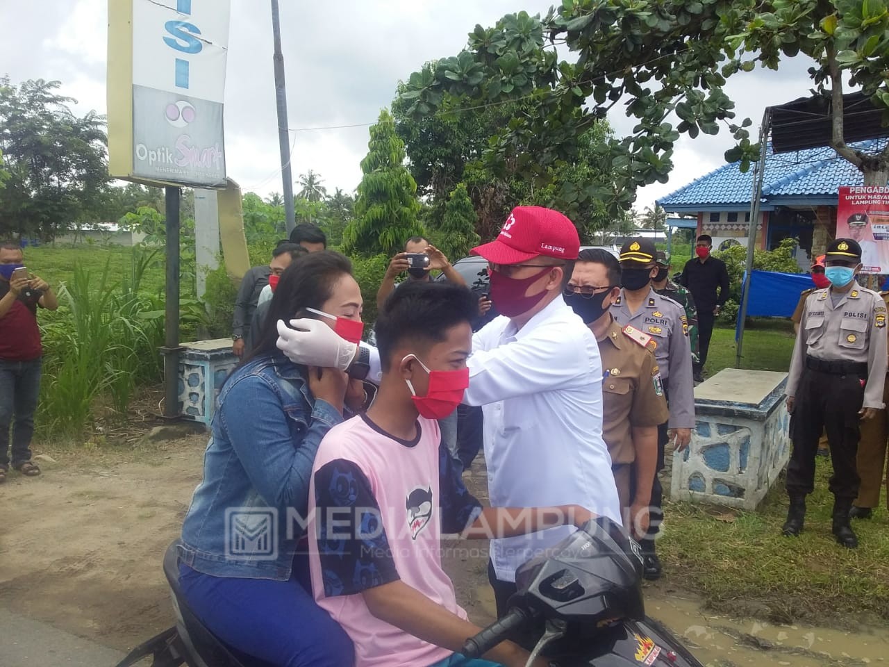 Bupati Lamtim Bagikan Alat Penyemprot Disinfektan dan Masker