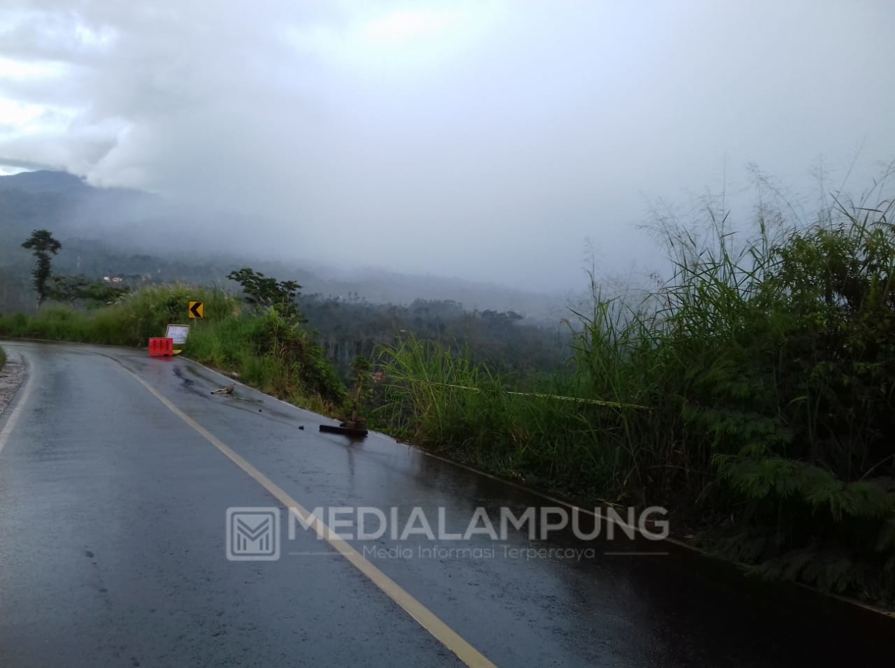 Longsor! Ruas Jalan Puncak Rest Area Membahayakan