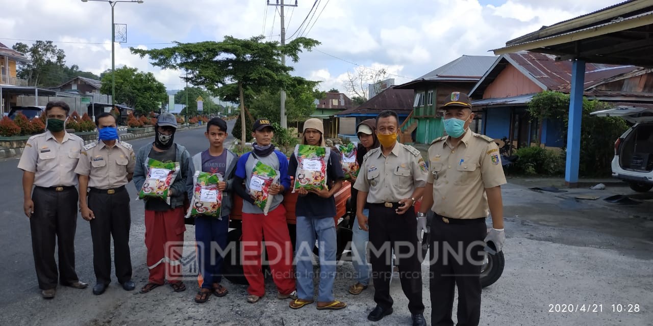 Sambangi Warga yang Layak Menerima, Samsat Liwa Salurkan Bantuan Beras