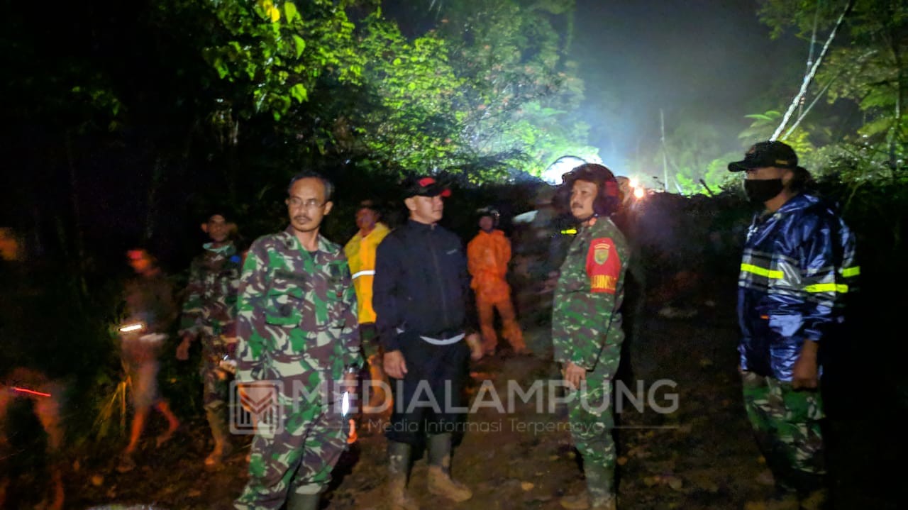 Dandim dan Kapolres Lambar Tinjau Lokasi Bencana Longsor