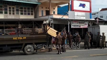 Tim Gabungan Tertibkan Pedagang dan Kendaraan Angkutan